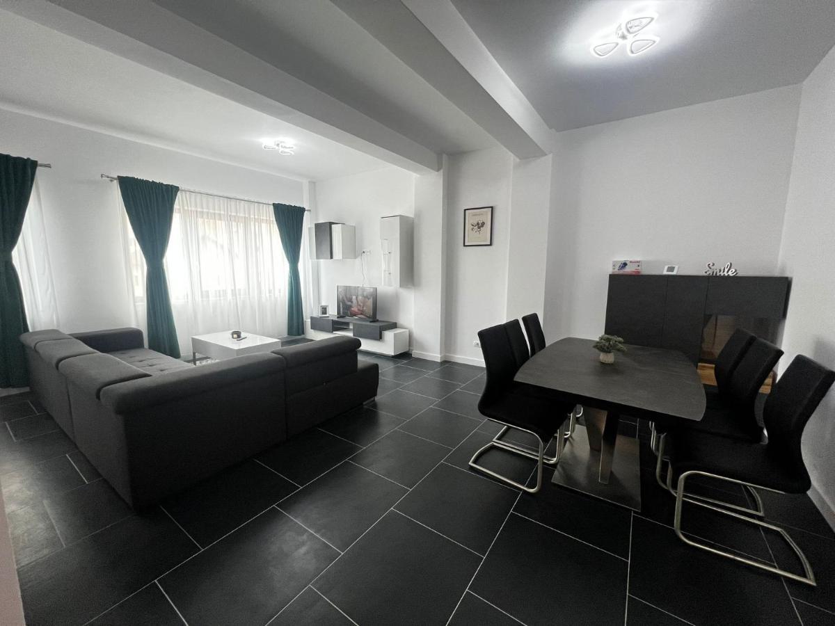 Luxury Cozy Apartments - City Center Сучава Екстер'єр фото