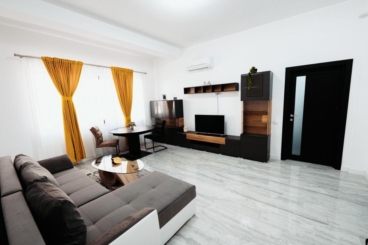 Luxury Cozy Apartments - City Center Сучава Екстер'єр фото