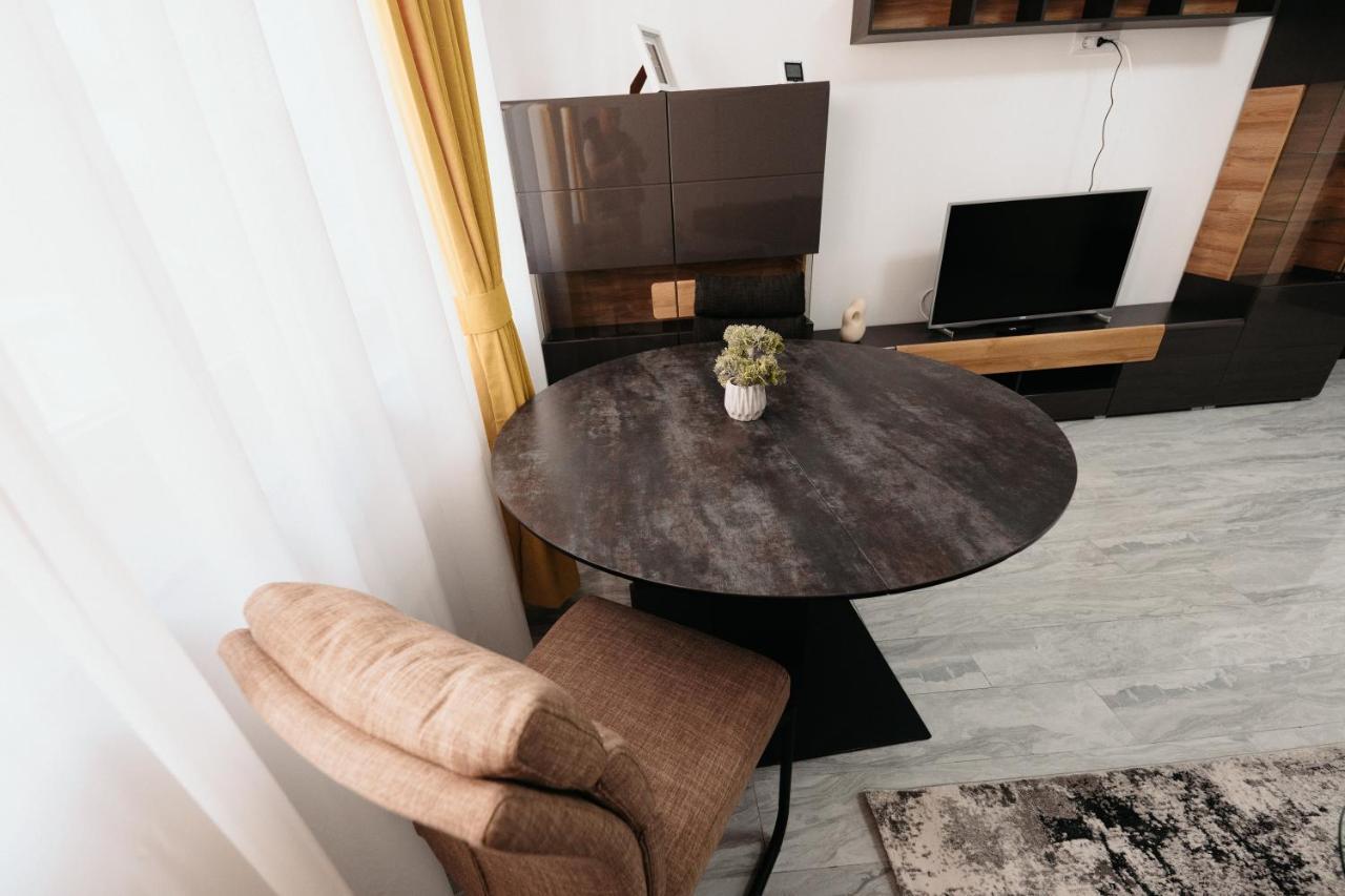Luxury Cozy Apartments - City Center Сучава Екстер'єр фото