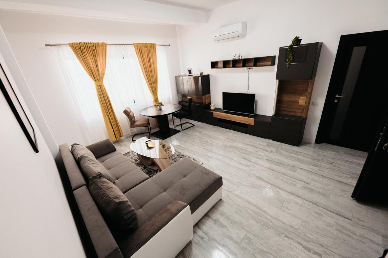 Luxury Cozy Apartments - City Center Сучава Екстер'єр фото