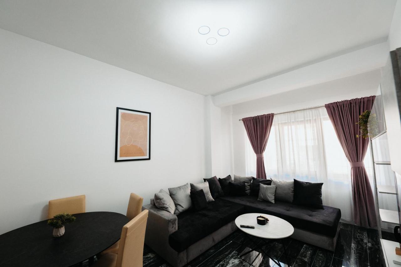 Luxury Cozy Apartments - City Center Сучава Екстер'єр фото