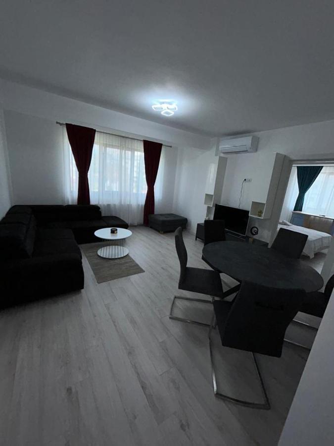 Luxury Cozy Apartments - City Center Сучава Екстер'єр фото