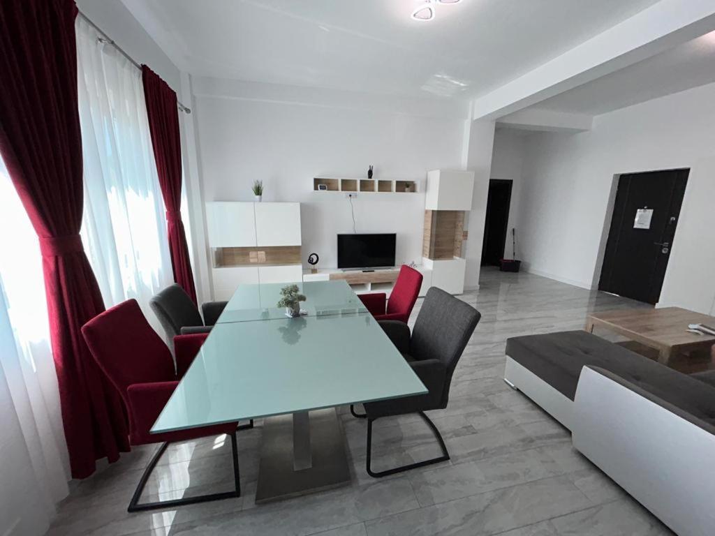 Luxury Cozy Apartments - City Center Сучава Екстер'єр фото